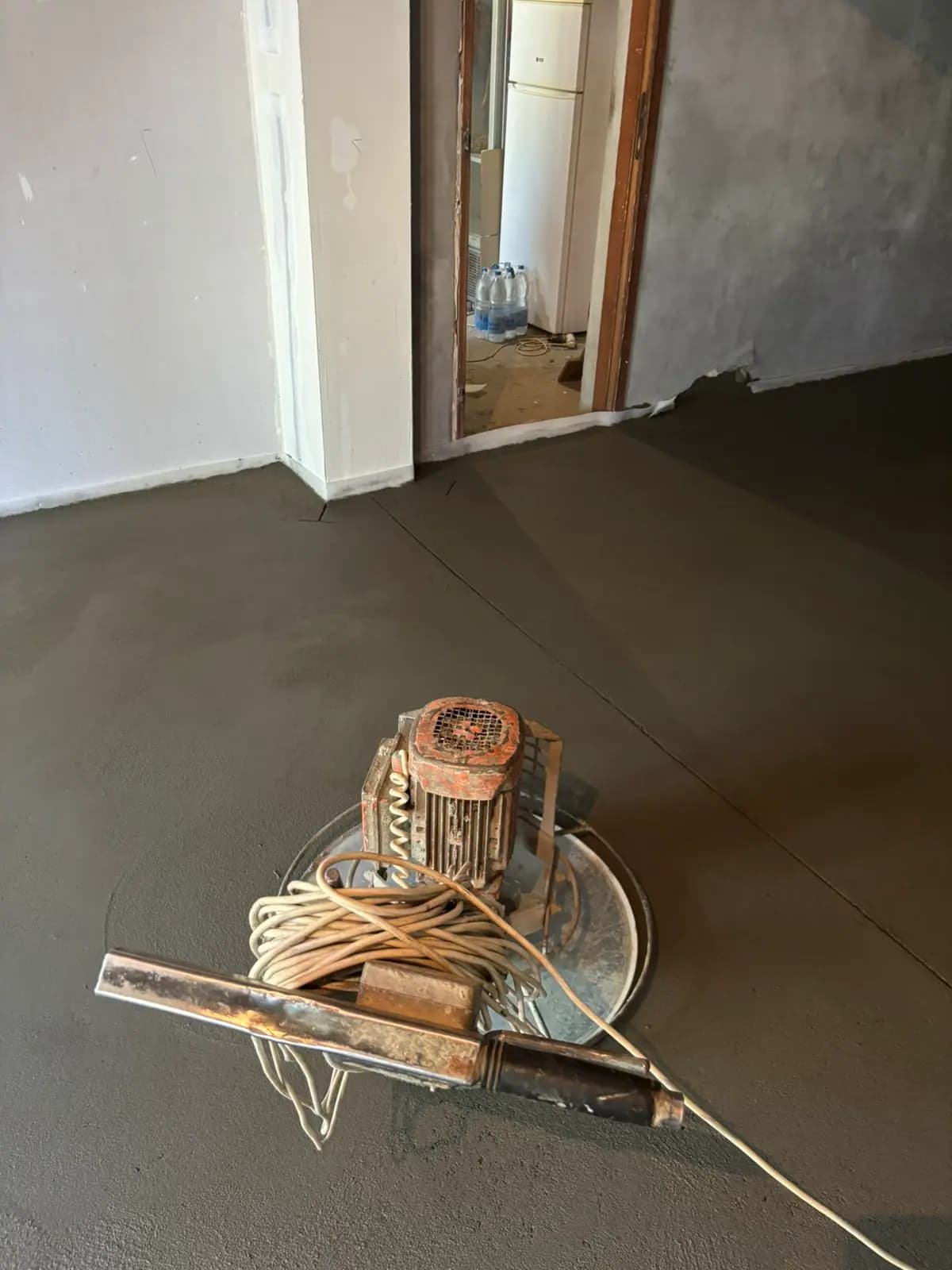 Mašinska izrada cementne košuljice - stan - mašinska košuljica Novi Sad
