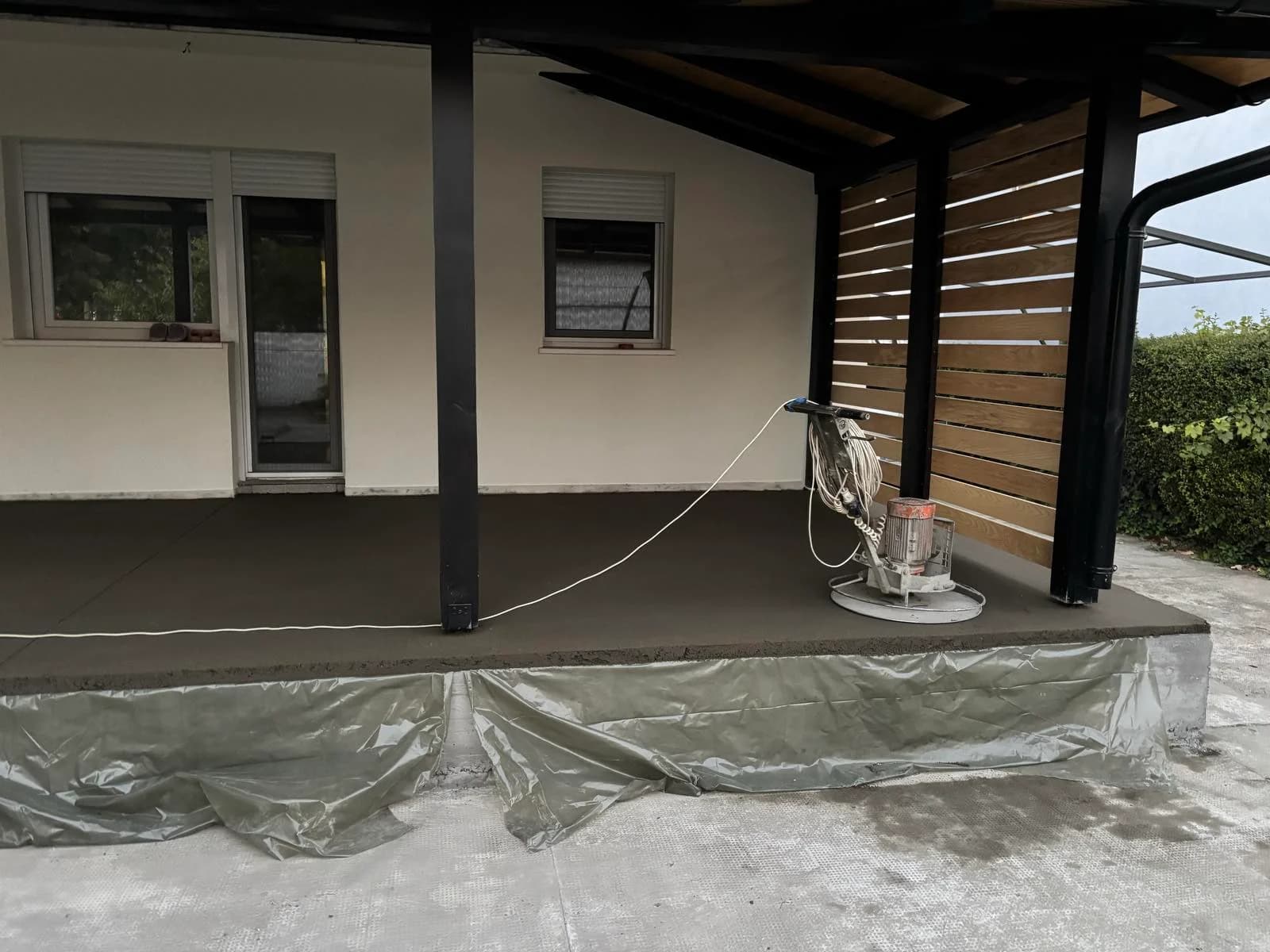 Mašinsko perdašenje cementne košuljice na terasi - izrada estriha Novi Sad